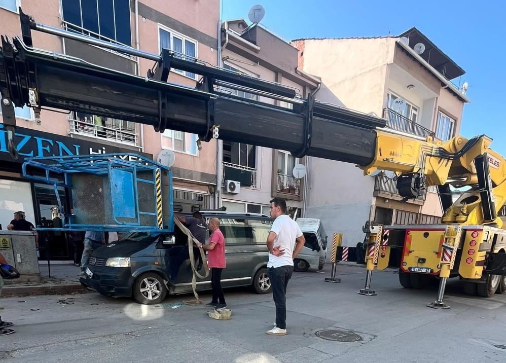 Bursa’da eşya taşıma asansörü böyle devrildi!