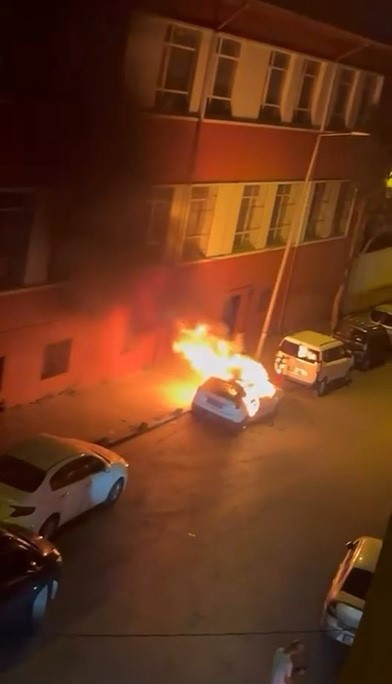Fatih’te Otomobil kundaklandı: Şüpheli suç makinesi çıktı