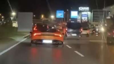 Bursa'da makas atarak ilerleyen