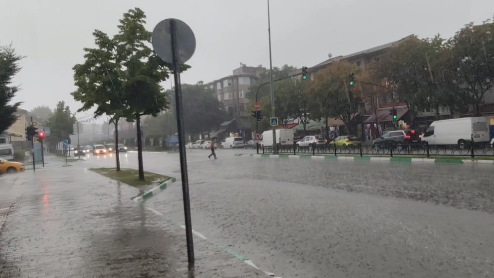 İşte Bursa’dan son durum; Sağanak yağmur, hayatı olumsuz etkiledi Bursa'da bir anda etkisini