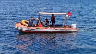 Mudanya'da şişme botuyla denizde açılınca