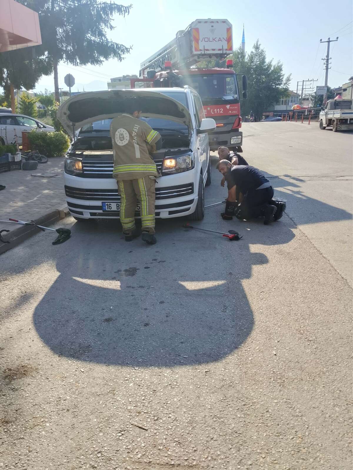 Minibüsün motoruna giren yılan itfaiye ekiplerini harekete geçirdi