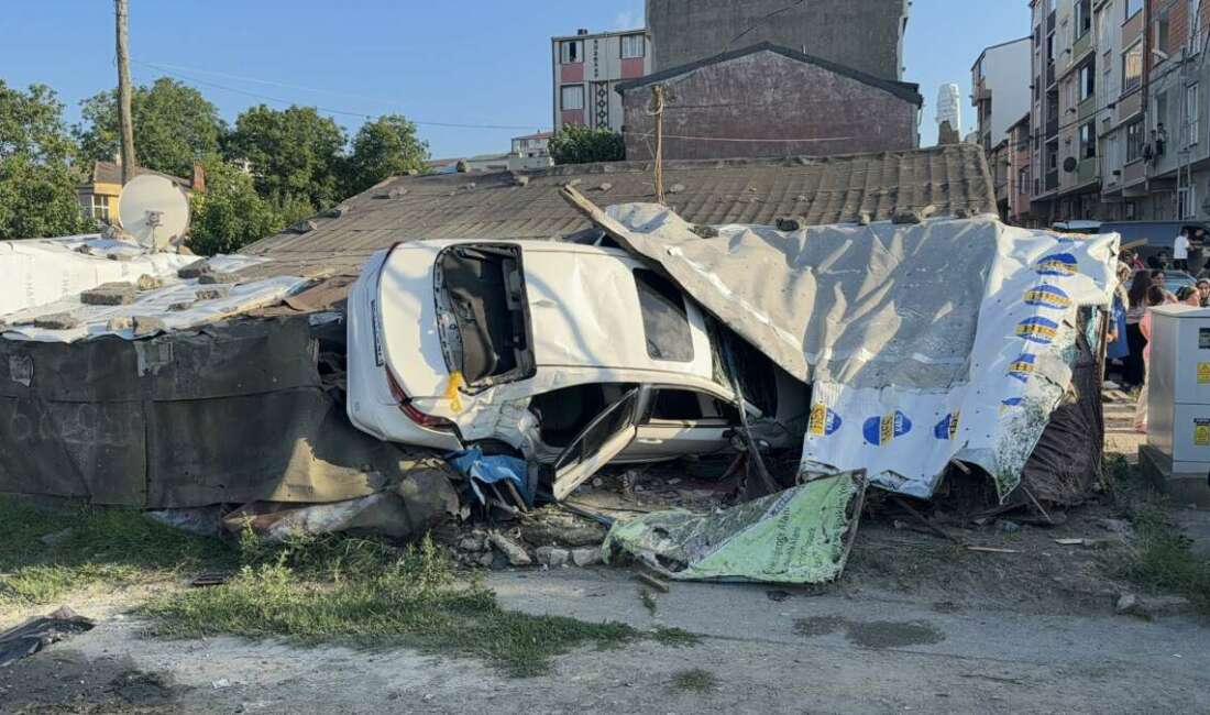 Arnavutköy'de kontrolden çıkan otomobil,