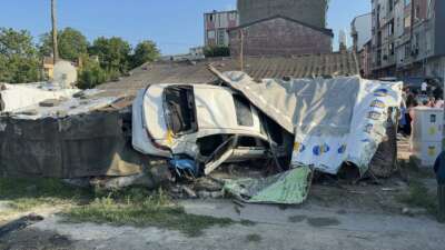 Arnavutköy'de kontrolden çıkan otomobil, yol