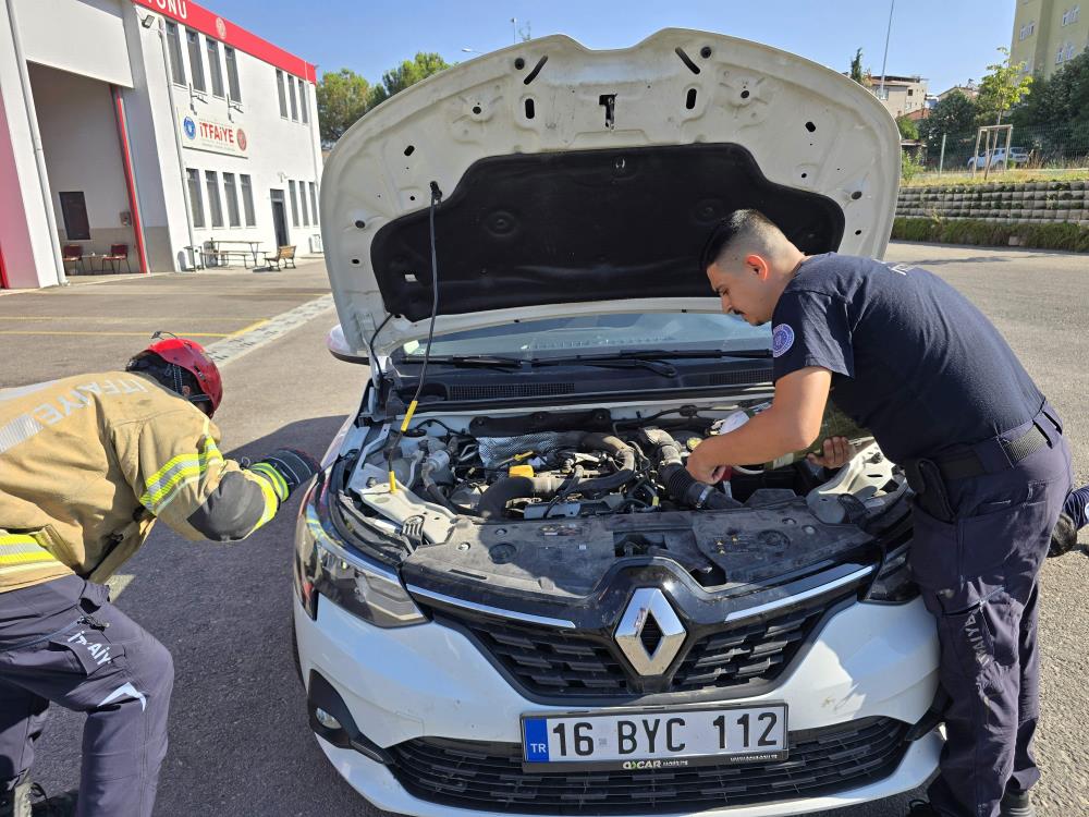 Bursa’da otomobilin motoruna sıkışan kediyi itfaiye kurtardı