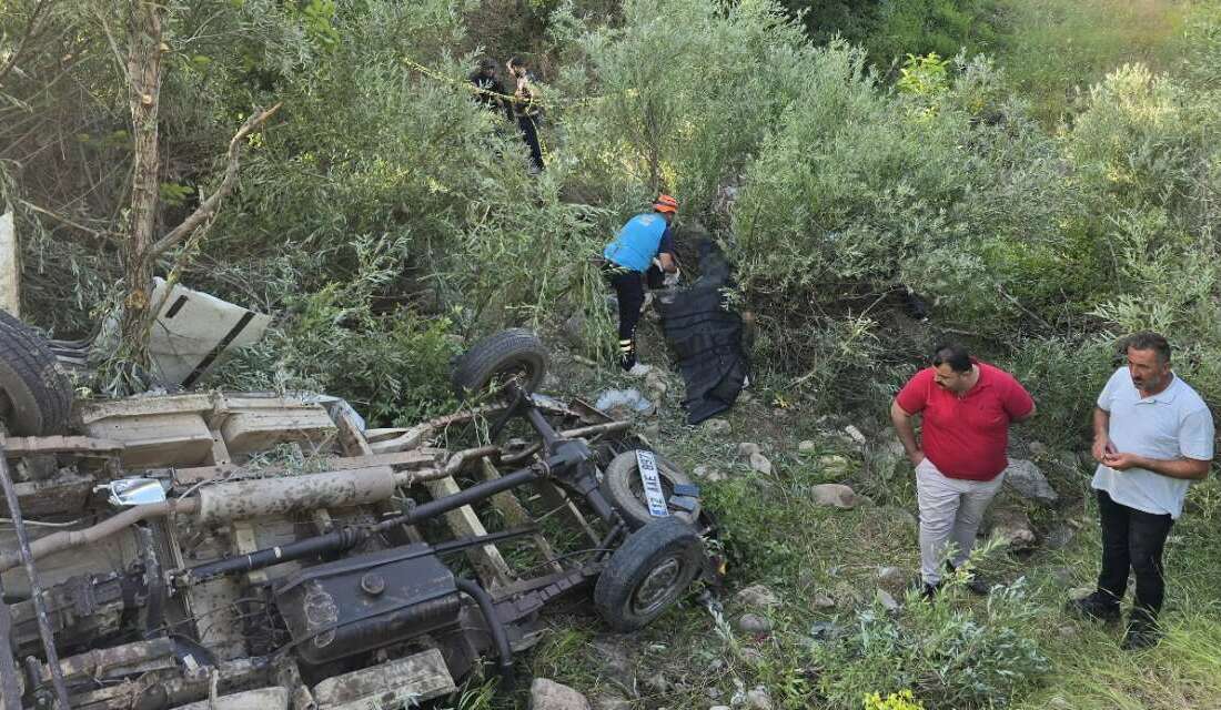 Bingöl’de Pikap Uçuruma Yuvarlandı: 3 Ölü, 2 Yaralı Bingöl’ün Yayladere ilçesinde pikabın