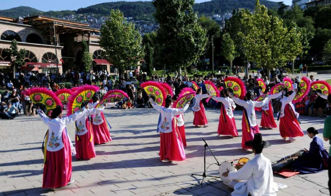 Bursa’da Tarihi Hanlar Bölgesi’nde halk dansları şöleni Bursa’da Tarihi Hanlar Bölgesi’nde halk dansları şöleni
