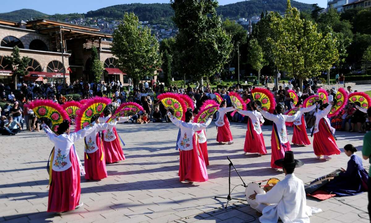 Bursa’da Tarihi Hanlar Bölgesi’nde halk dansları şöleni