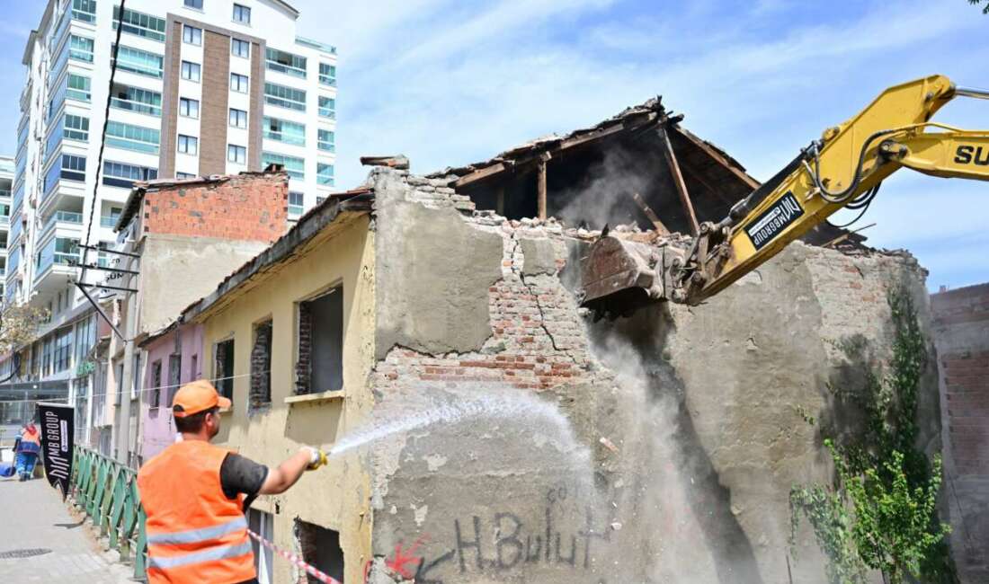 Bursa’nın o mahallesinde dönüşüm başladı! İlk yıkım gerçekleştirildi Yıldırım Belediyesi, ilçeyi depreme daha
