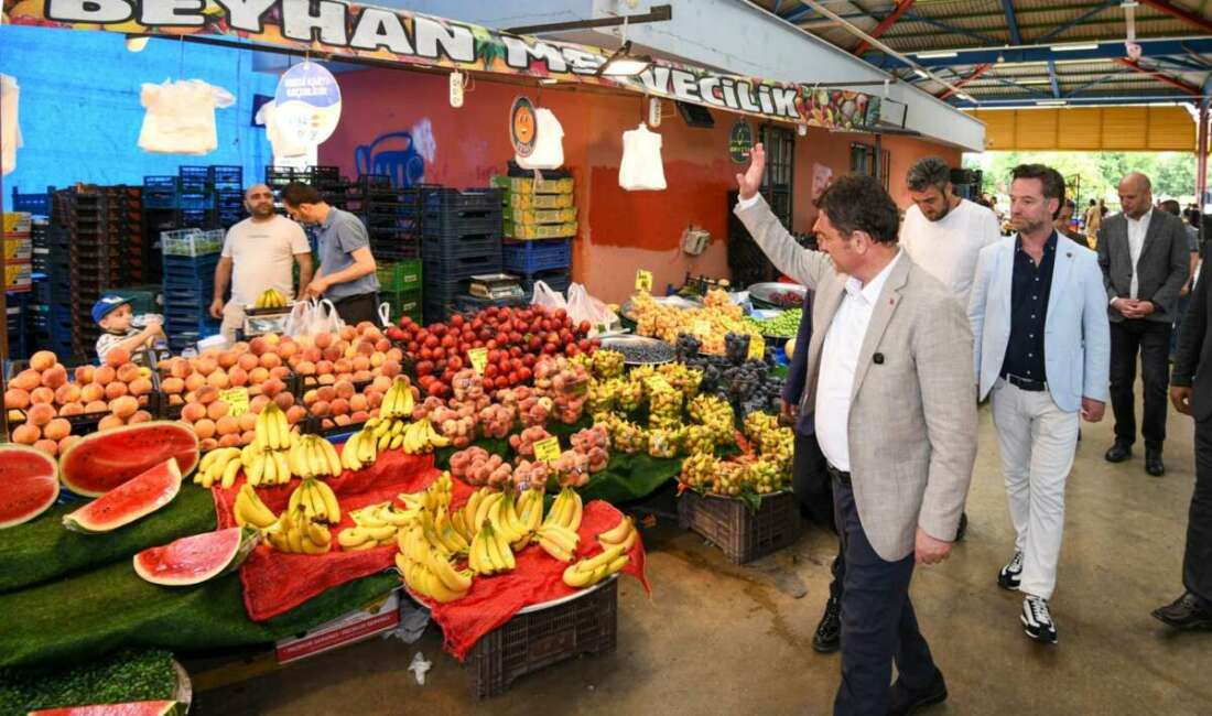 Başkan Aydın önce aşure dağıttı ardından pazarcı esnafıyla buluştu! Osmangazi Belediye Başkanı Erkan