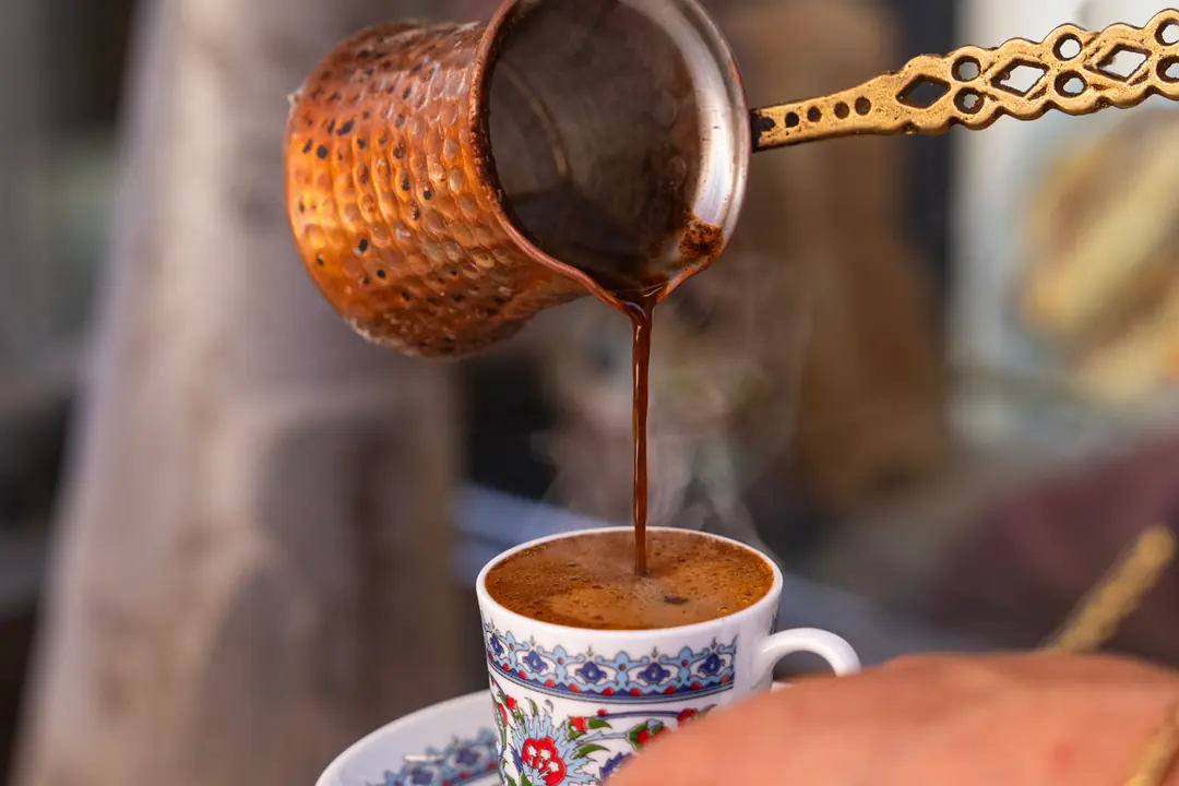 Yanlış masaya bırakılan kahve fincanı