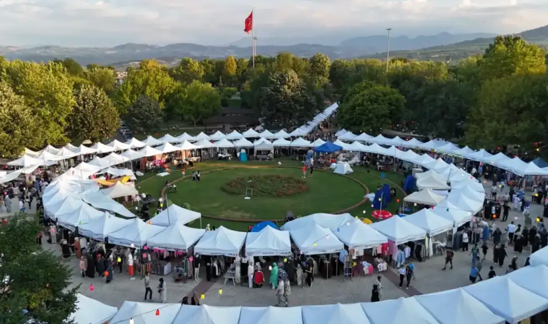 İnegöl’e renk katan şenlik; Hem alışveriş, hem konser… İnegöl Belediyesi’nin Terziler Odası