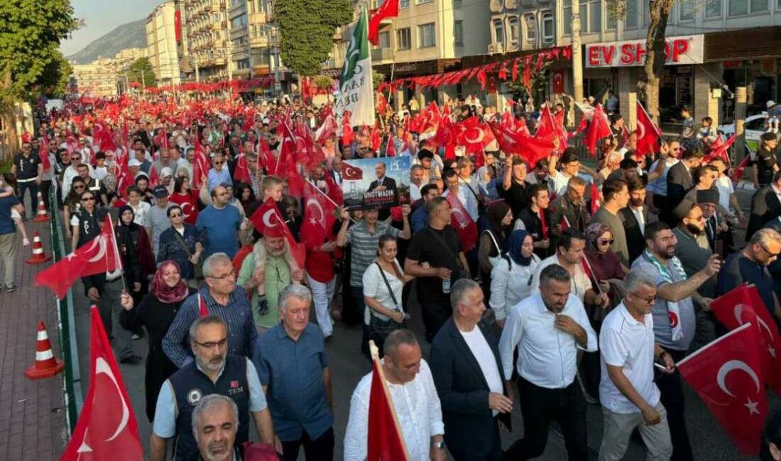 Bursa tek yürek oldu; 15 Temmuz için Heykel’de dev yürüyüş… Bursa tek yürek oldu; 15 Temmuz için Heykel’de dev yürüyüş…