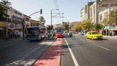 Bursa’da Kent Meydanı-Heykel T1 Tramvay