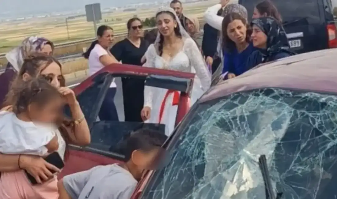 Düğün konvoyunda korkunç kaza! 2 kişi hayatını kaybetti Erzurum'da düğün konvoyunda bulunan
