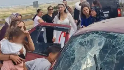 Erzurum'da düğün konvoyunda bulunan otomobil