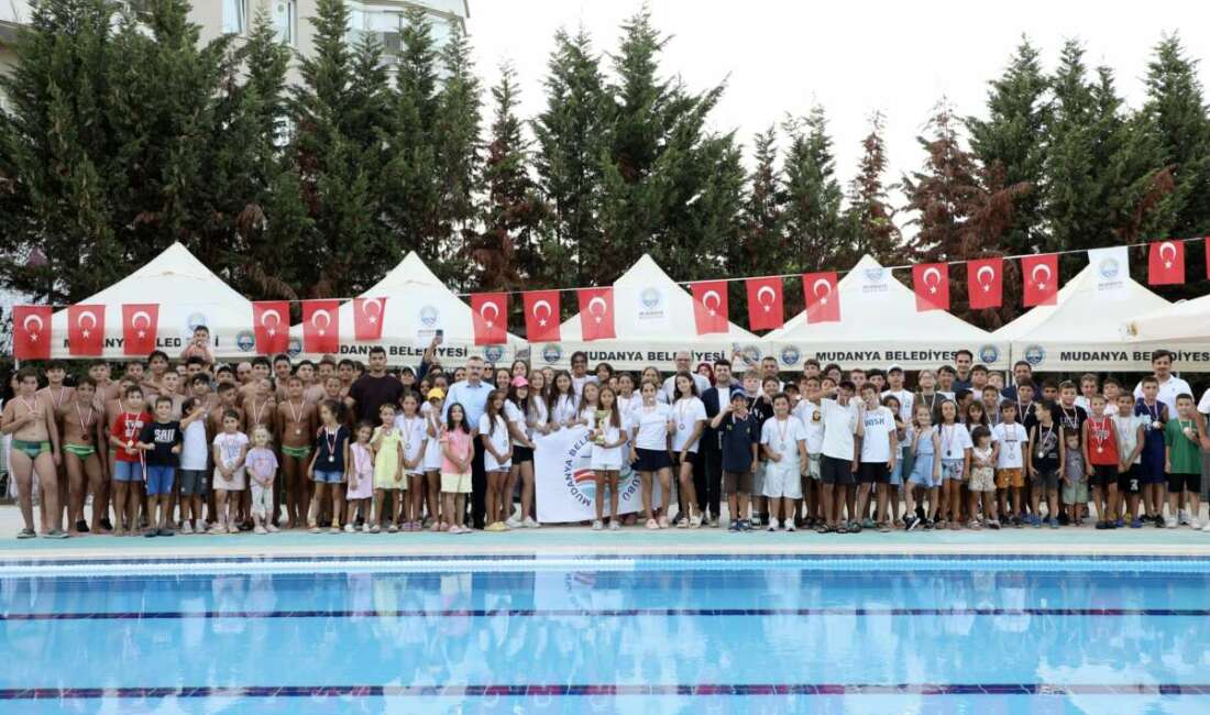 Mudanya’da 30 Ağustos Zafer Bayramı coşkusu havuza taşındı Mudanya Belediye Başkanı Deniz