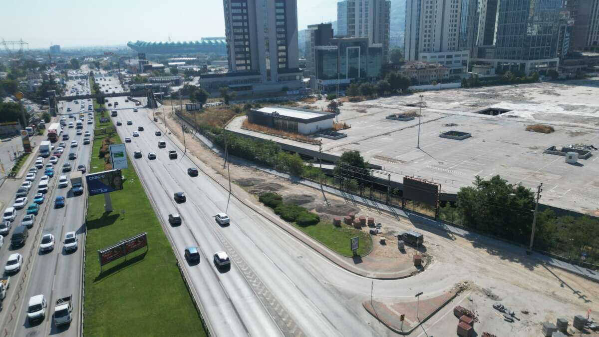 Bursa Büyükşehir Belediyesi bir caddeyi daha yeniliyor