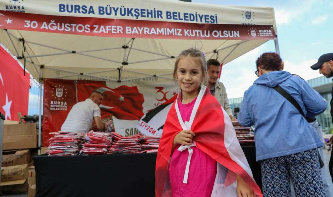 Bursa’da Zafer coşkusu ay yıldız ile taçlandı Bursa Büyükşehir Belediyesi, 30