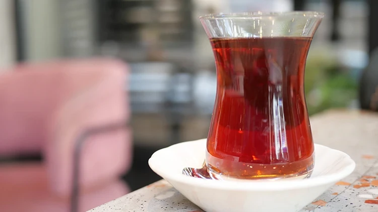 10 yıllık çalışan, çay bardağını masaya sert koyunca kovuldu Masaya çay bardağını sert