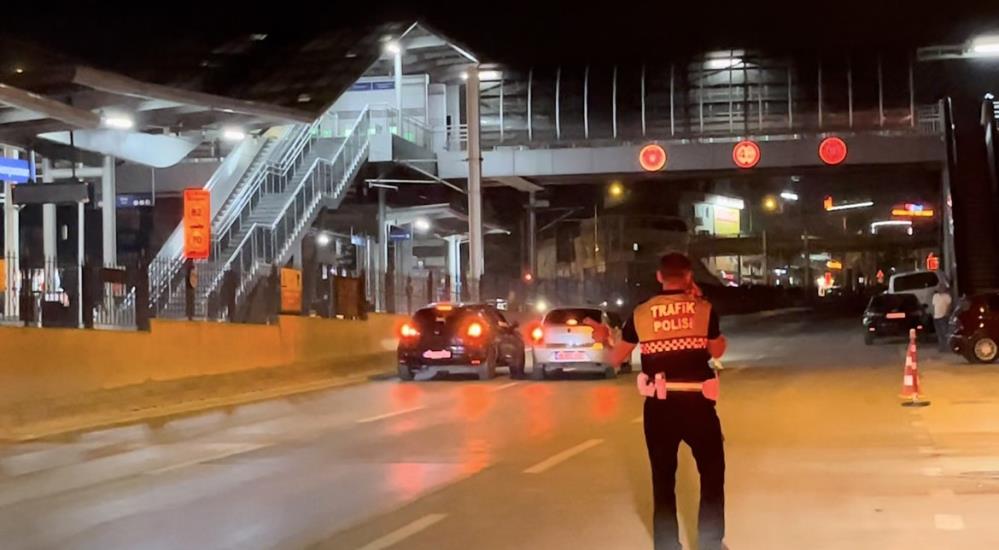 Bursa’da polisin gözü önünde bakın neler yaptılar! Bursa'da polis uygulamasının hemen