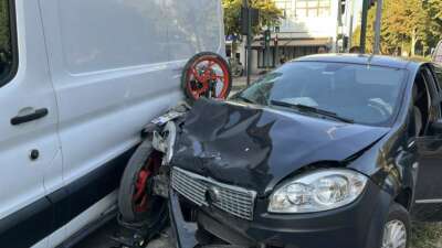 Bursa’da otomobil ile çarpışan motosiklet,