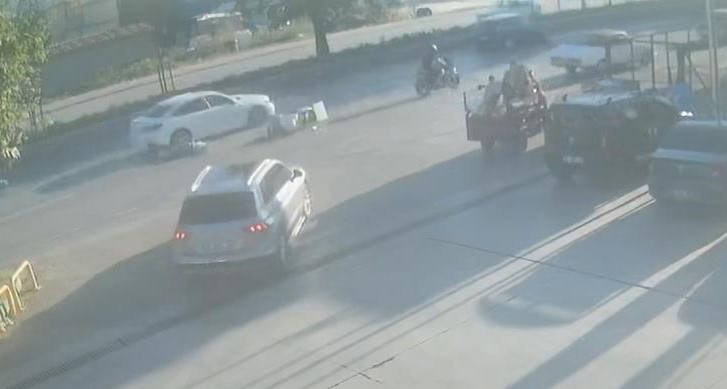 Bursa’da motosiklet, otomobile böyle çarptı! Bursa'da direksiyon hakimiyetini kaybeden
