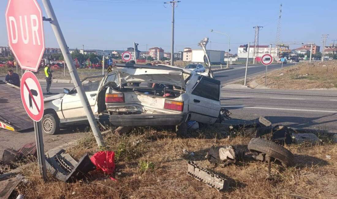 İkiye bölünen otomobilden sağ çıktı Tekirdağ'ın Saray ilçesinde kontrolden