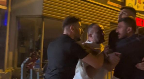 Bursa’da gece kulübü çıkışı birbirlerine girdiler Bursa'nın Osmangazi ilçesinde gece