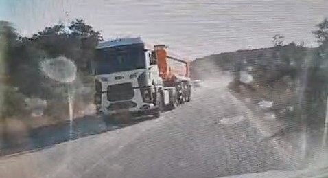 Bursa’da hatalı sollama yapan hafriyat kamyonu tehlike saçtı! Bursa'da tek şerit yolda