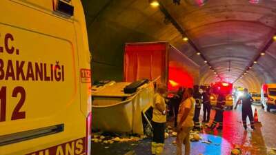 Bursa'da otobanda önünde seyreden kamyona
