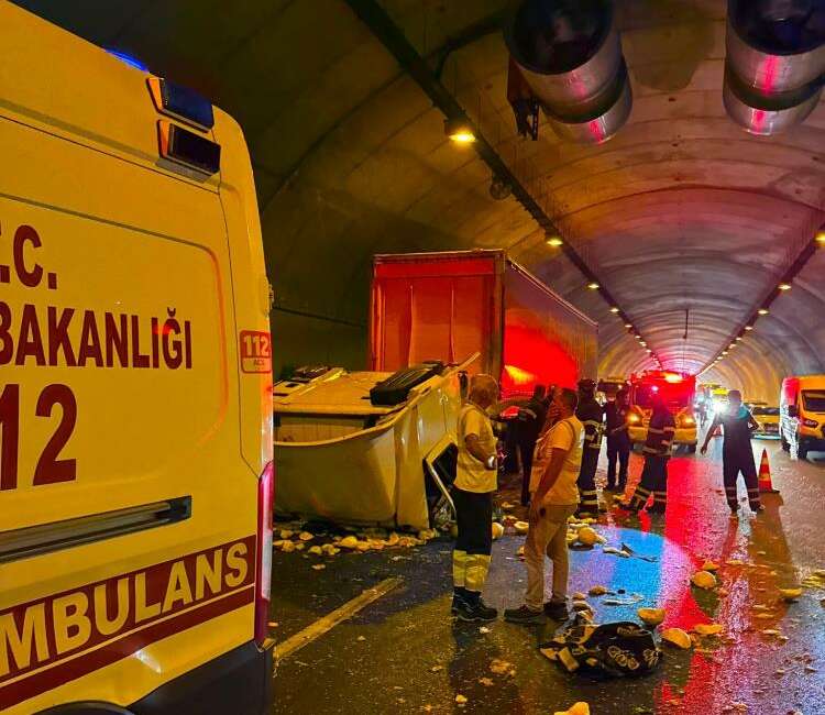 Bursa’da feci kaza; Tır sürücüsü ağır yaralandı Bursa'da otobanda önünde seyreden