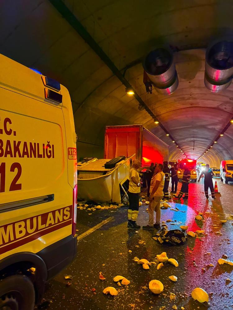Bursa’da feci kaza; Tır sürücüsü ağır yaralandı