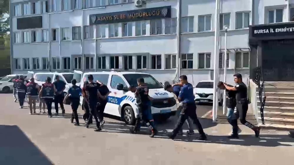 Bursa’da bıçak zoruyla vatandaşa hesap açtırmışlar; Polis baskın yaptı… Bursa'da vatandaşlara zorla banka