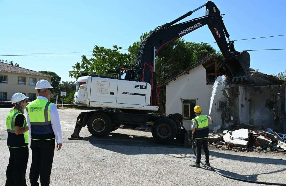 Karacabey’de metruk yapılar tek tek yıkılıyor Karacabey Belediyesi, kent genelinde