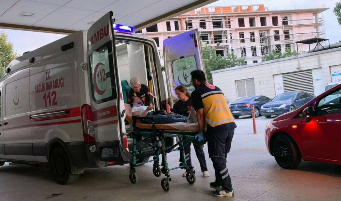 İki otomobil çarpıştı, 4 kişi yaralandı: Motosikletli çift kazadan kıl payı kurtuldu Bursa’nın İnegöl ilçesinde iki