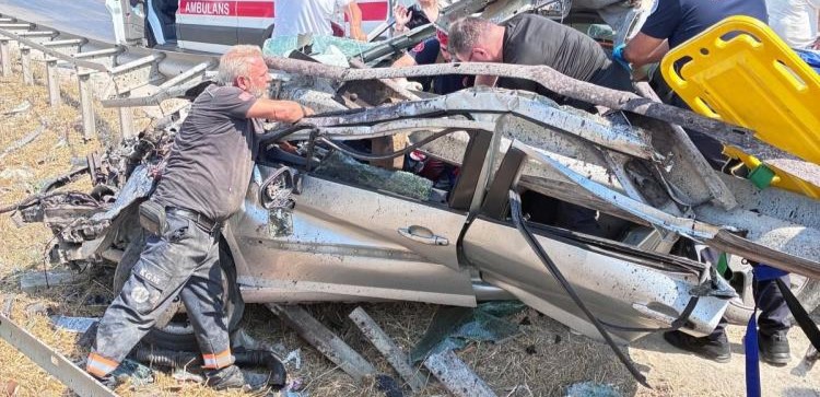 Bursa’da can pazarı; Otomobil bariyerlere saplandı… Bursa'da sürücüsünün kontrolünden çıkan