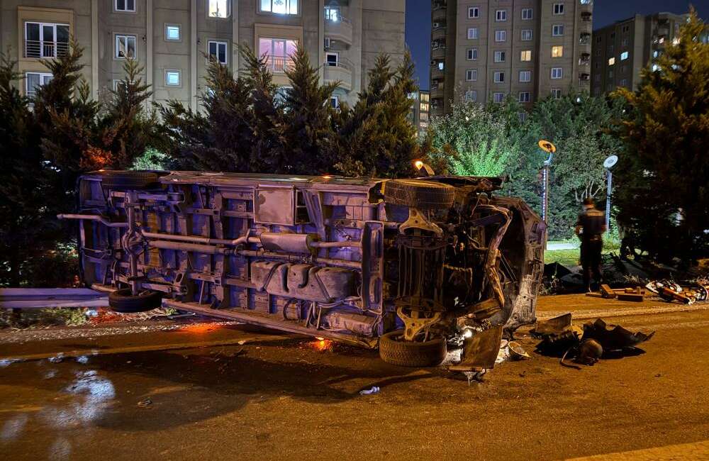 Makas atan minibüs faciaya neden oldu: 1 ölü, 5 yaralı Esenler'de makas atarak ilerlediği