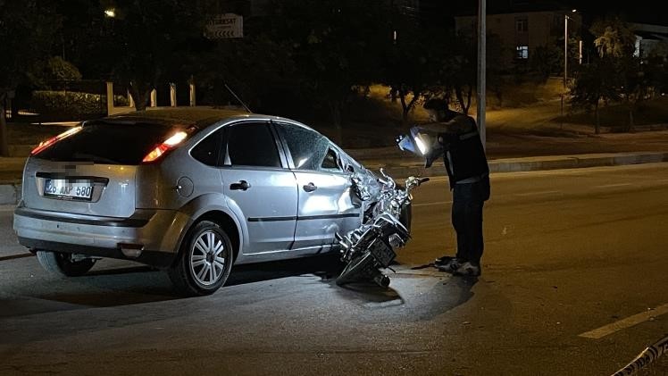 Motosiklet otomobile ok gibi saplandı: 1 ölü, 1 yaralı Karaman'da kavşakta dönüş yapmakta