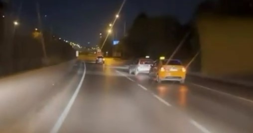 Bursa’da iki taksi şoförü trafiği tehlikeyi attı Bursa'da iki taksi şoförü,