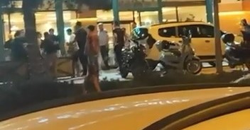 Bursa'da bir kafe önünde iki