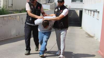 Adana'da narkotik polisleri bir eve