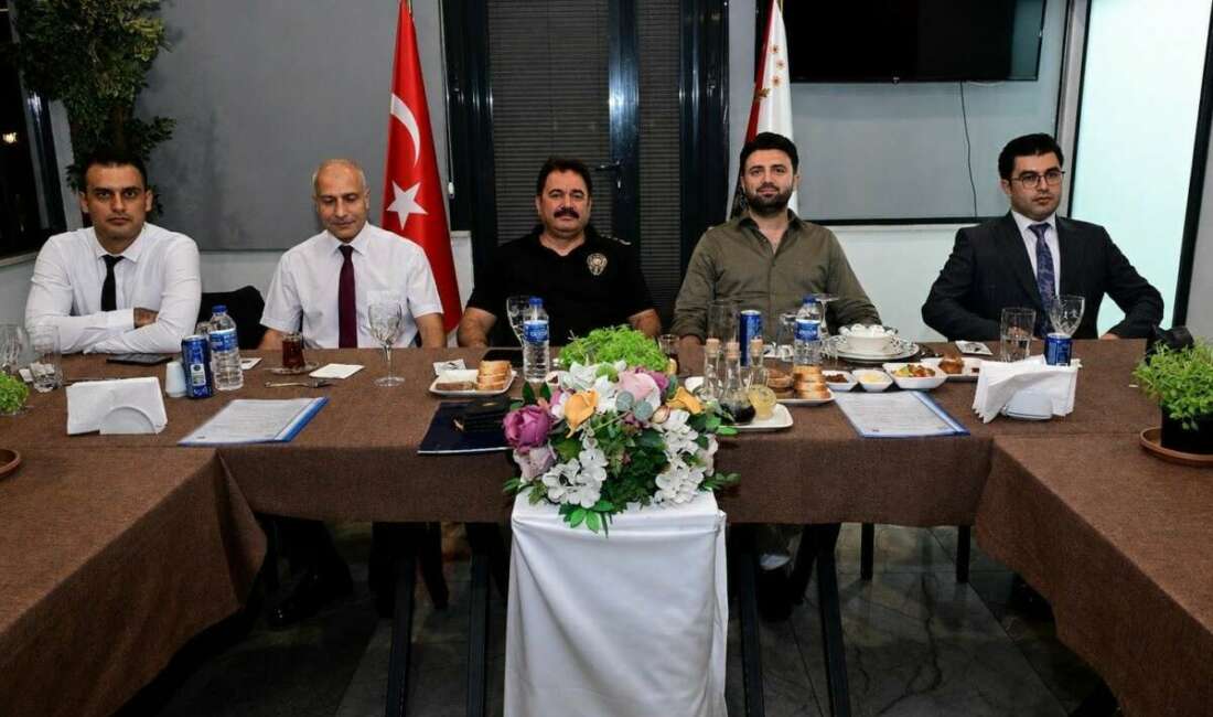 Bursaspor yönetimi ve taraftarı, Bursa emniyetiyle buluştu Bursa İl Emniyet Müdürü Kadir