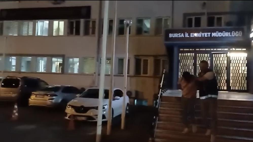 Bursa’da sahte bankacı bakın nerede yakalandı! Bursa'da kendisini kamu görevlisi