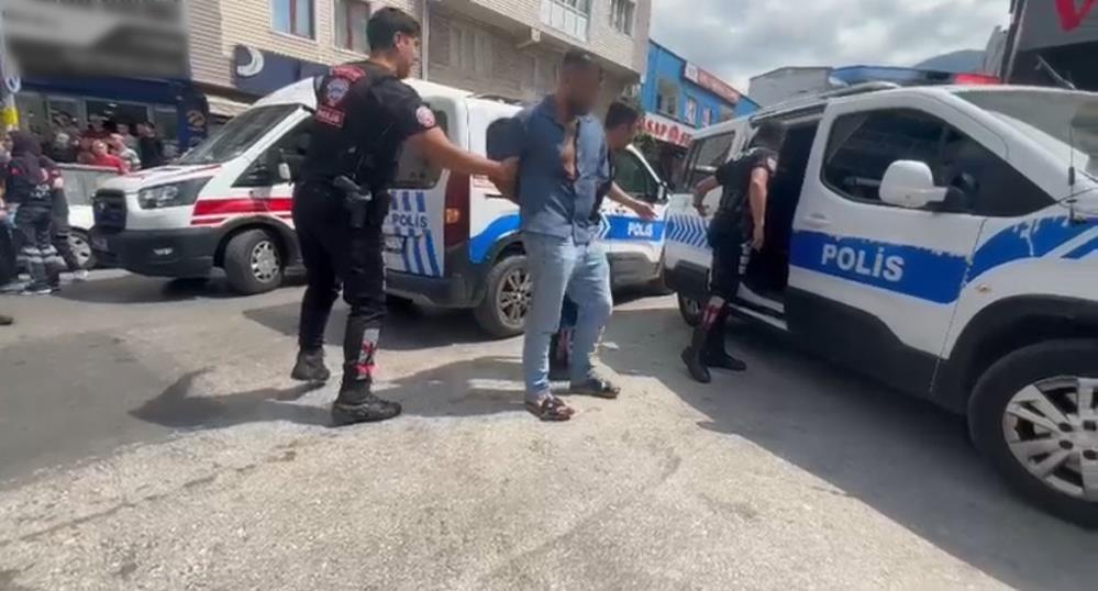 Bursa’da akrabalar birbirine girdi; 1 kişi bıçaklandı, 6 kişi yaralandı Bursa'da bir dükkan