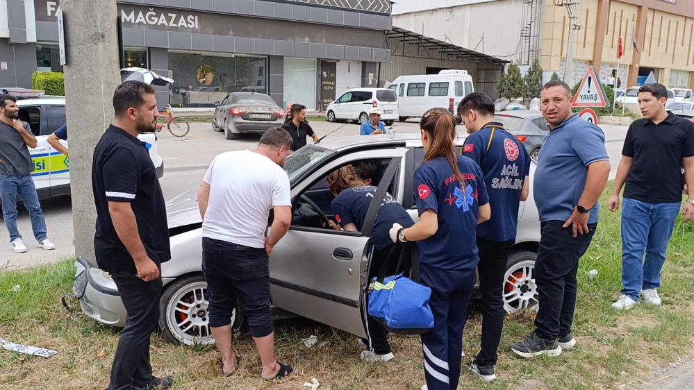 Bursa’da araçta sıkışan sürücünün zor anları Bursa’nın İnegöl ilçesinde meydana