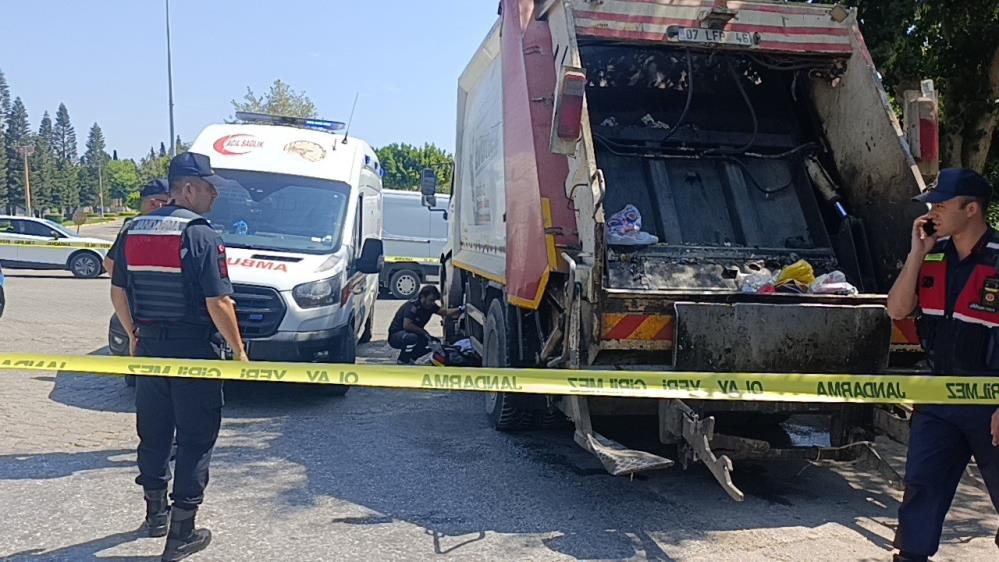 Temizlik işçisi görev yaptığı çöp kamyonunun altında kaldı Antalya'nın Manavgat ilçesinde temizlik