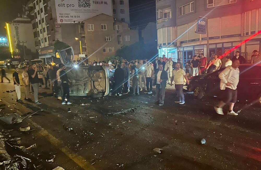 Bursa’da kırmızı ışıkta geçti, olanlar oldu; 1’i ağır 5 yaralı Bursa’da kırmızı ışıkta geçti, olanlar oldu; 1’i ağır 5 yaralı