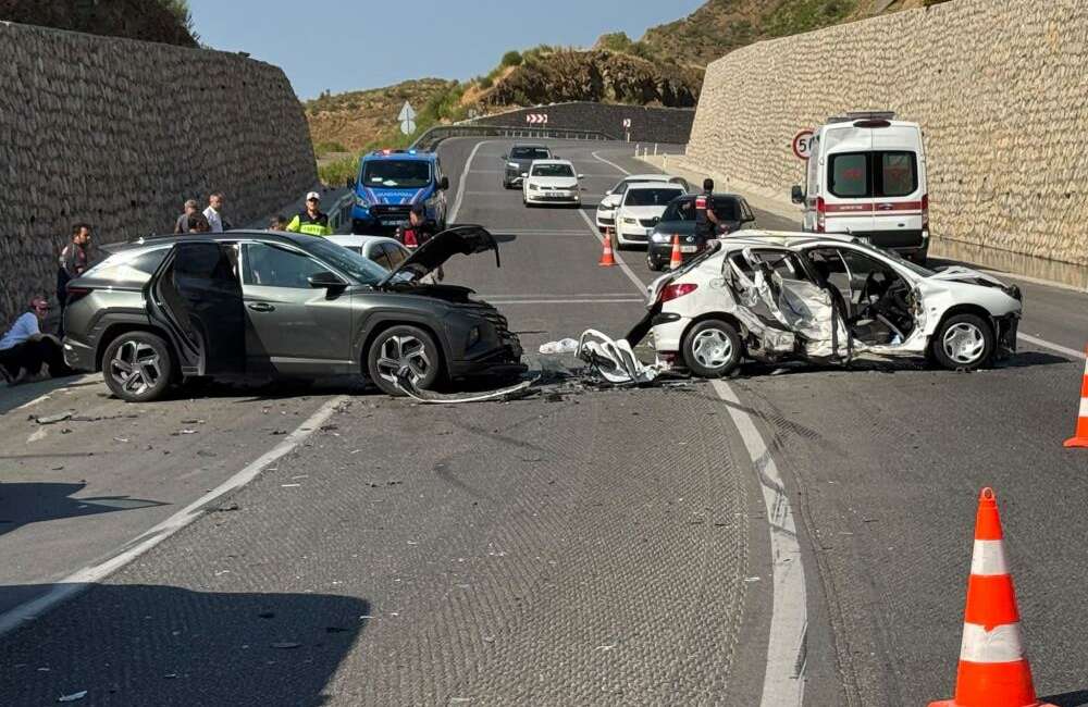 Karşı şeride geçip 3 araca çarptı: 4 yaralı Antalya-Konya kara yolu Beydiğin