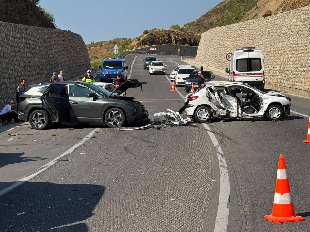 Karşı şeride geçip 3 araca çarptı: 4 yaralı